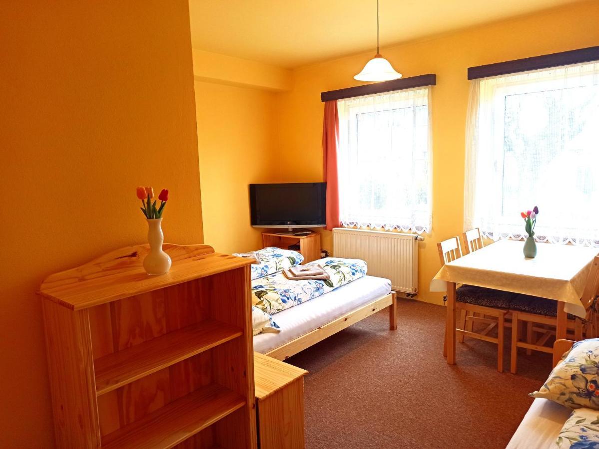 P&P Jicin Apartments - Soukrome 2-3 Luzkove Pokoje S Vlastni Kuchyni A Koupelnou Exteriör bild