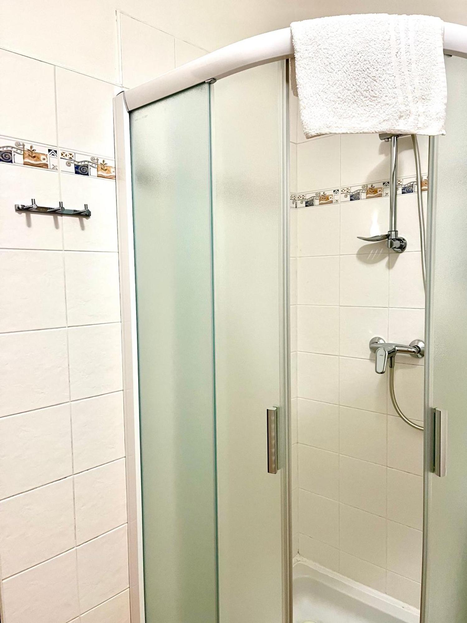 P&P Jicin Apartments - Soukrome 2-3 Luzkove Pokoje S Vlastni Kuchyni A Koupelnou Exteriör bild