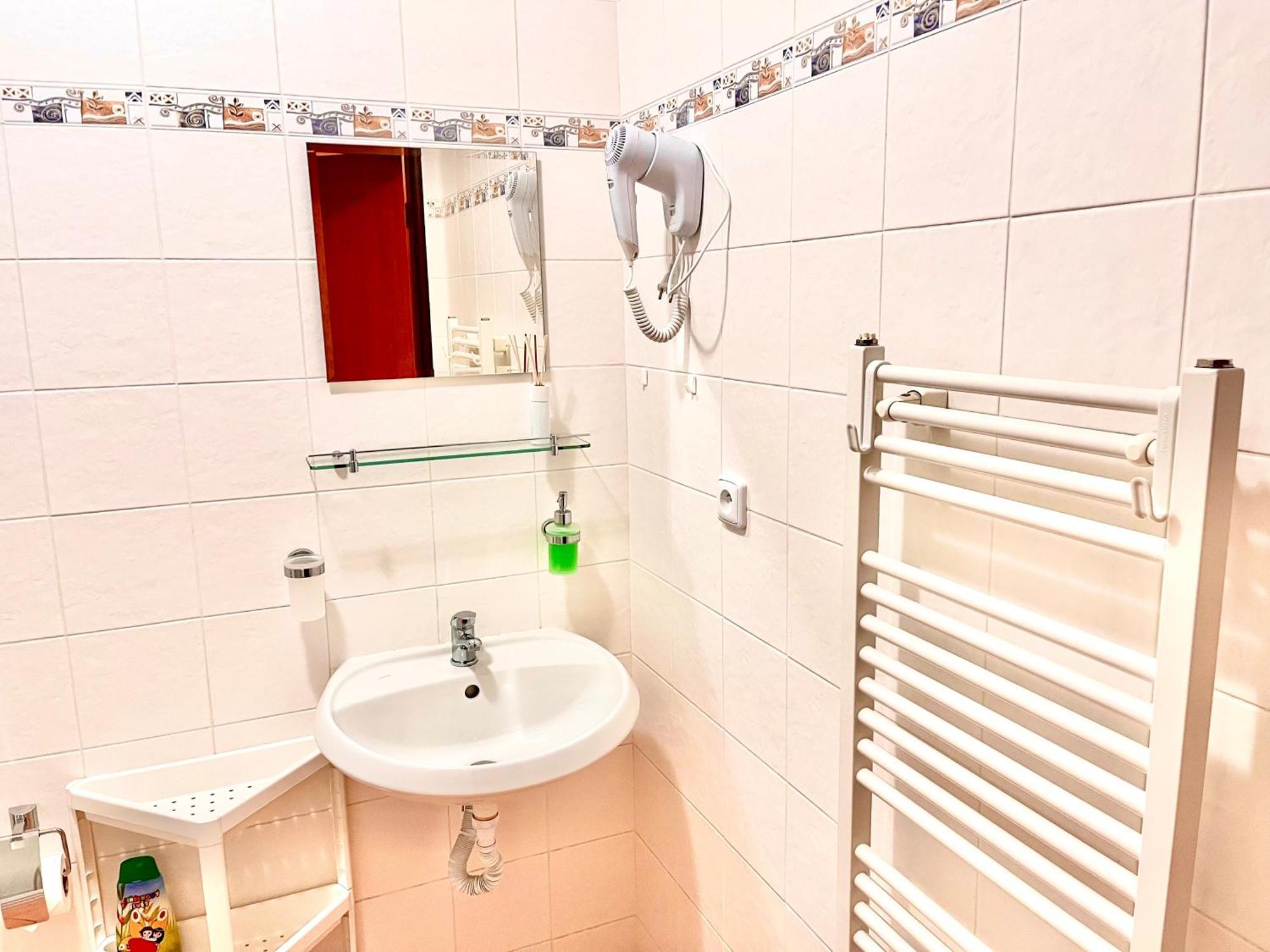 P&P Jicin Apartments - Soukrome 2-3 Luzkove Pokoje S Vlastni Kuchyni A Koupelnou Exteriör bild