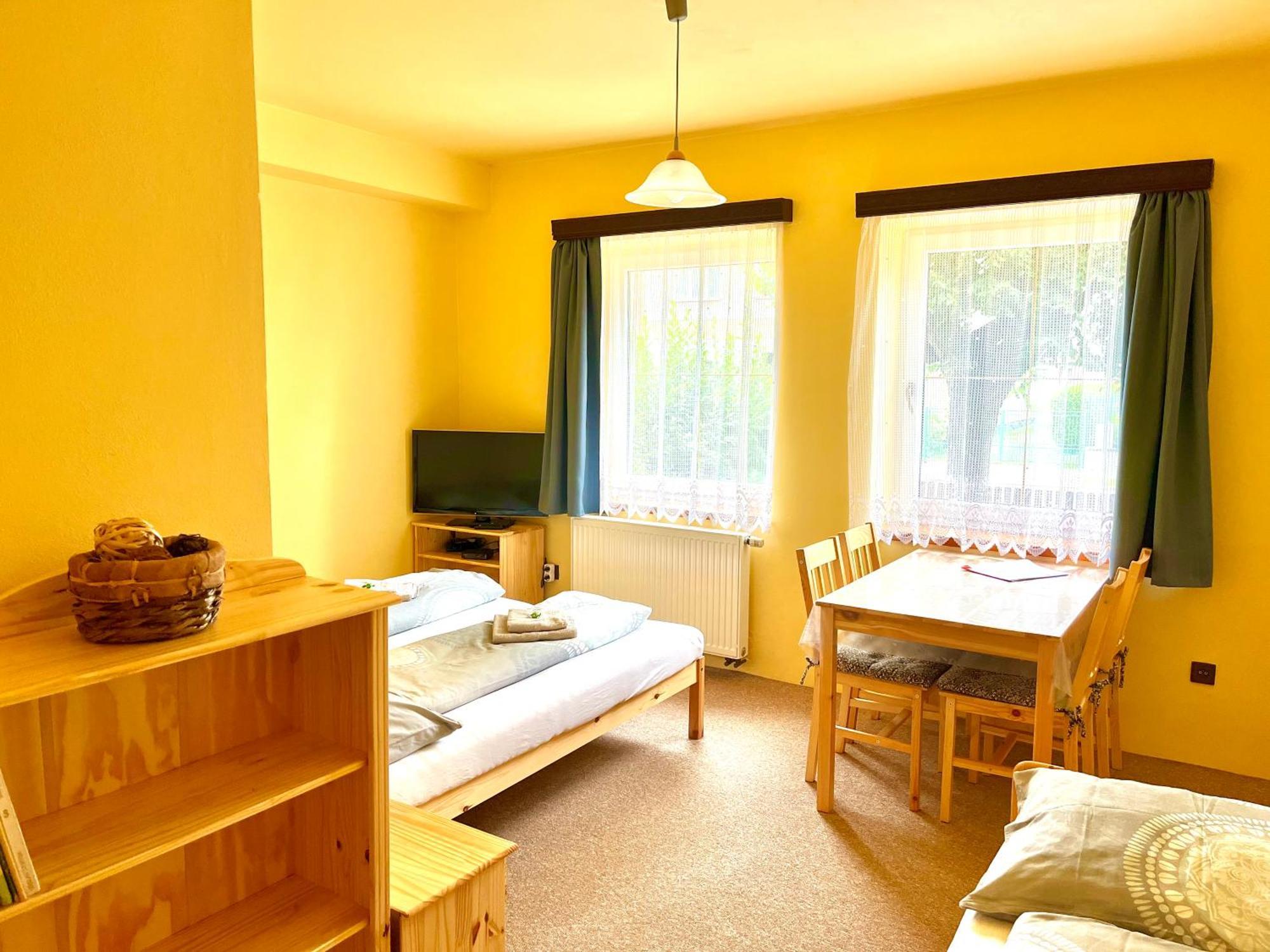 P&P Jicin Apartments - Soukrome 2-3 Luzkove Pokoje S Vlastni Kuchyni A Koupelnou Exteriör bild